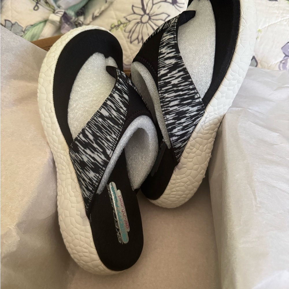 Sketchers Foam Women’s 8 Black and White Zebra Pattern Sandals with Thick Sole